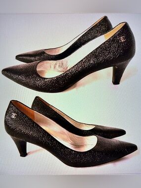 CHANEL Black Textured Leather Pointed-Toe Pumps with CC Logo Heel.Shoes ❤️❤️